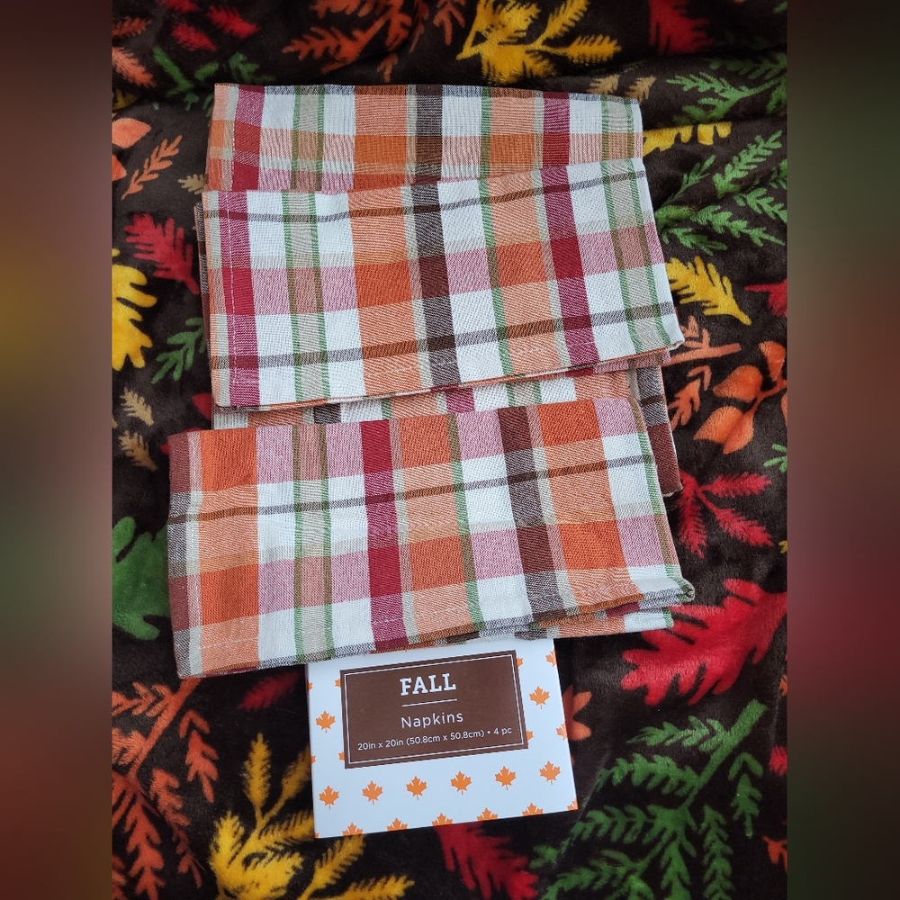 4) NWT Fall Table Napkins From Kohls Tableware Collection. Never Used